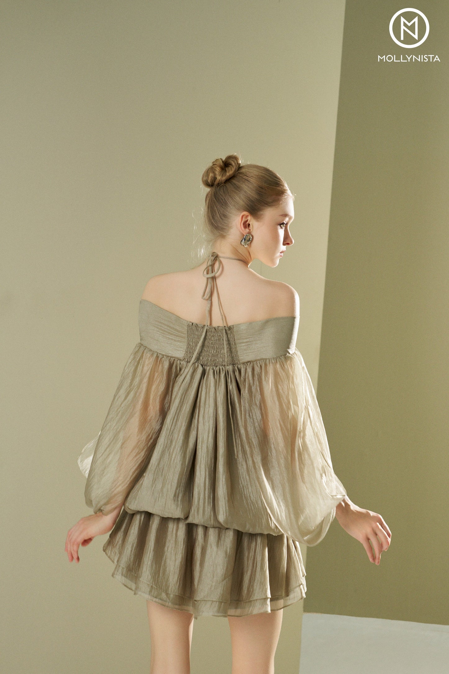 Low-waisted dress with floral collar